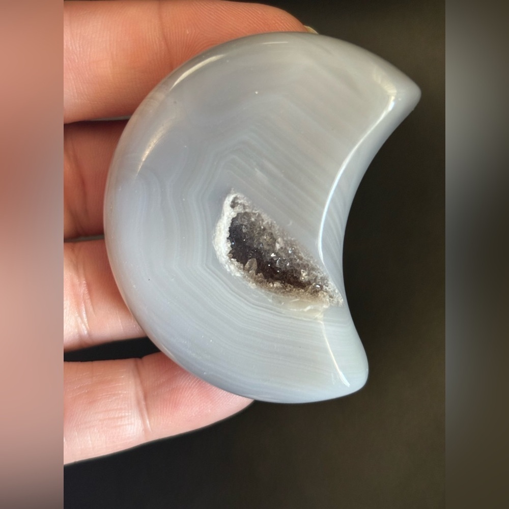 Grey agate moon crystal - shiny and druzy part